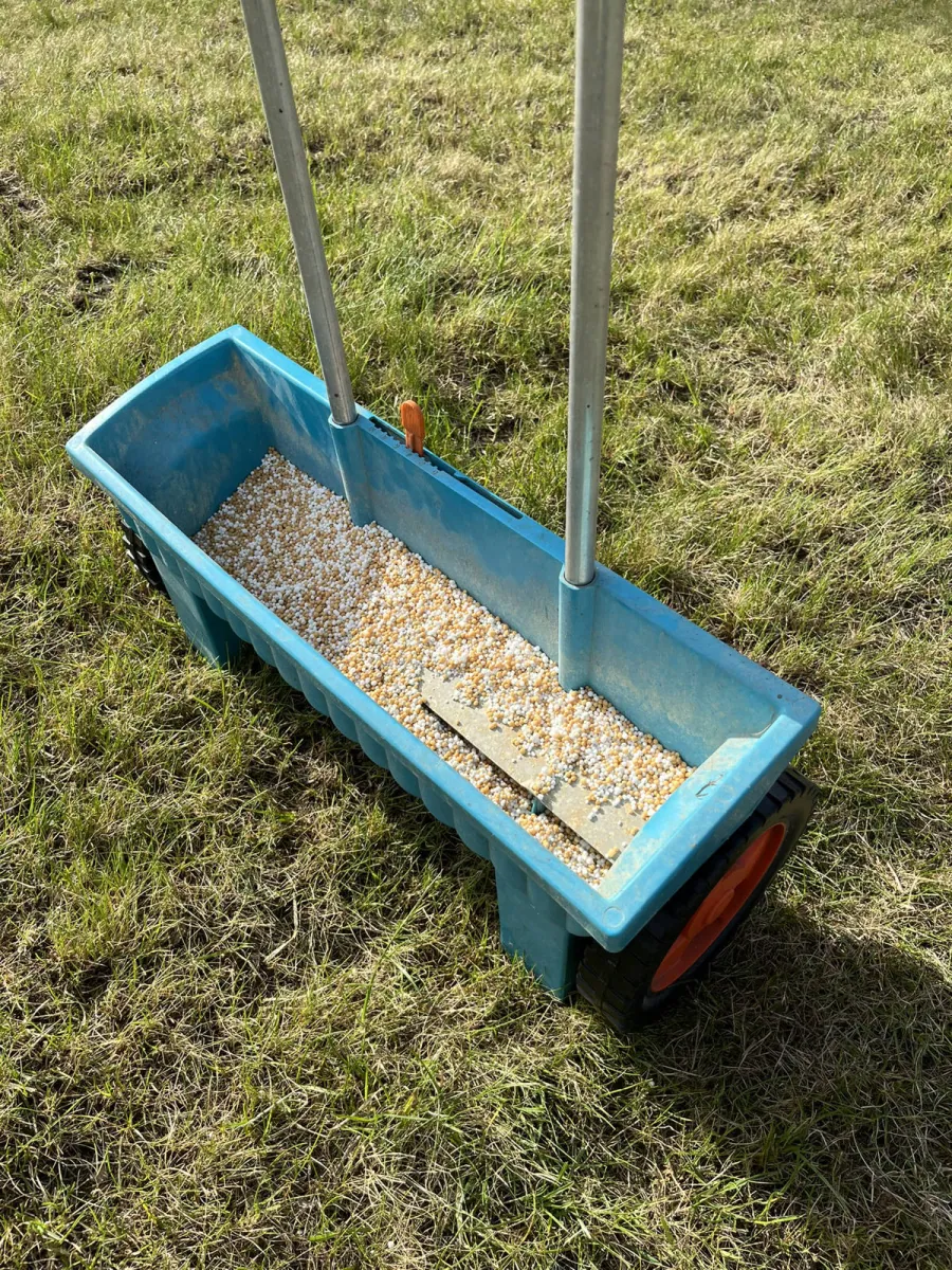 Siewnik Gardena z nawozem wiosennym do trawy